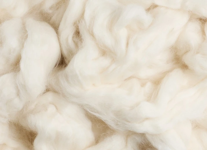 Dettaglio di fibra naturale di baby alpaca, soffice e di qualità pregiata, ideale per la produzione di tessuti lussuosi.
