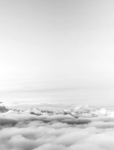 Un paesaggio aereo con nuvole, che rappresenta l’impegno di Cariaggi® per un ambiente sostenibile e aria pulita.