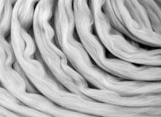 Dettaglio di fibre grezze naturali, pronte per essere lavorate con tecniche sostenibili e rispettose dell’ambiente.