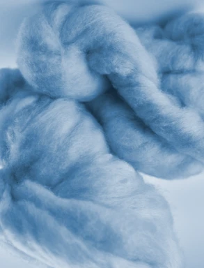 Fibre soffici di cashmere tinte con tonalità blu naturali, ottenute da infusioni di bacche e radici secondo tecniche ecologiche.