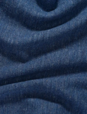 Tessuto cashmere morbido e fluido, caratterizzato da una tonalità blu profonda ottenuta con tinture vegetali naturali.