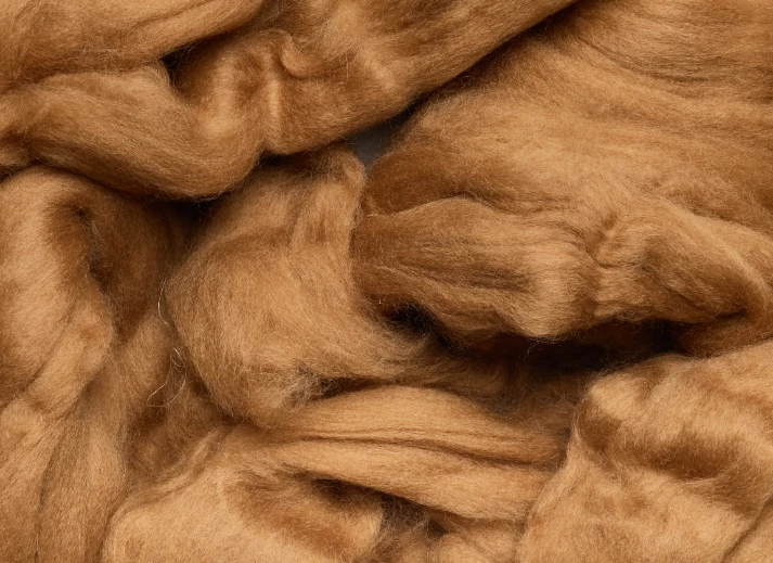 Fibra naturale di vicuña, caratterizzata da una texture morbida e calda, pronta per la lavorazione in tessuti pregiati.