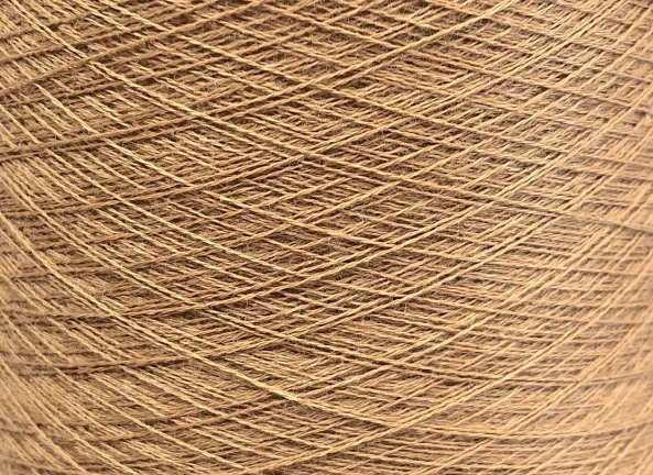 Filato marrone chiaro di vicuña, intrecciato con precisione, ideale per tessuti di lusso e qualità superiore.