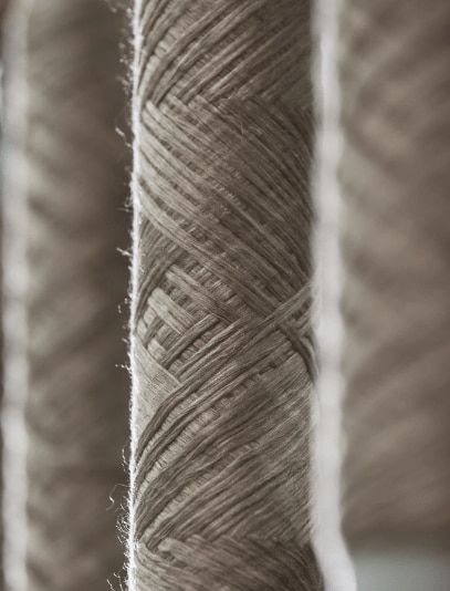 Primo piano di una texture di filato pettinato, intrecciato con precisione per una qualità superiore.